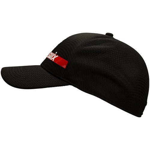 En svart hatt med en r&#246;d och vit logotyp.